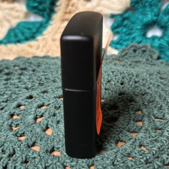 Marlboro Zippo Compass Lighter and Leather and Metal Ashtray Set NIB/NWT - Picture 12 of 16